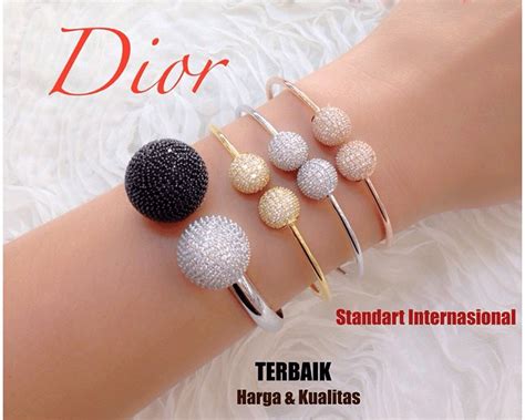 gelang dior agustus.